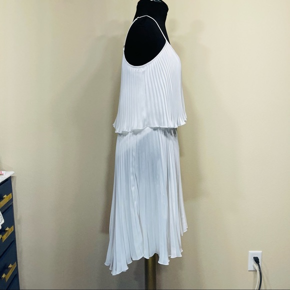 Never worn Cache tiered pleated hi-low midi dress size L - Picture 5 of 7